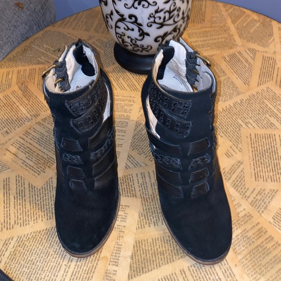 🎃 Soho Cobbler Suede & Leather cutout booties - Picture 2 of 10